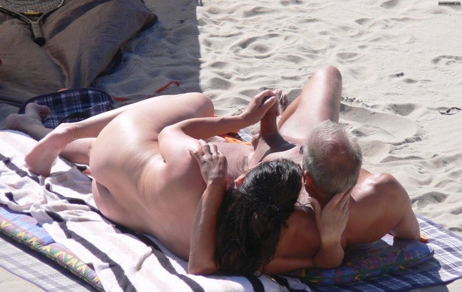 Sexo en la playa nudista con extraños - vídeo porno en la categoría voyeur desnuda.